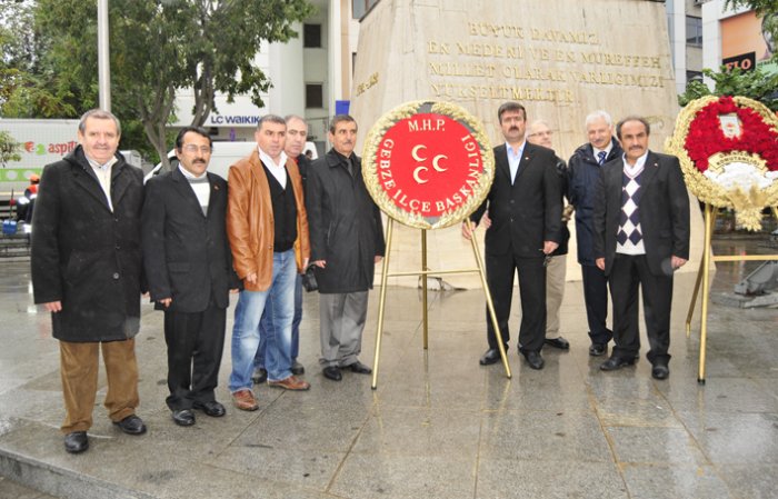 MHP’lilerden Atatürk Anıtı’na çelenk