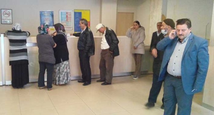 Muhtar PTT’de nöbet tutuyor