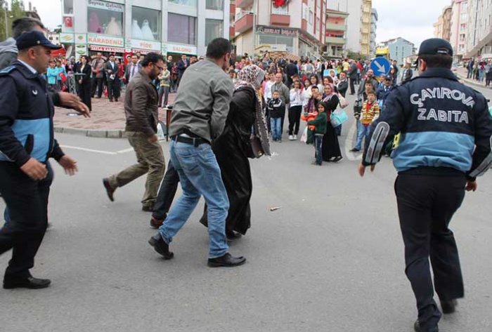 Çocuğun belindeki hançeri çekti ortalık karıştı