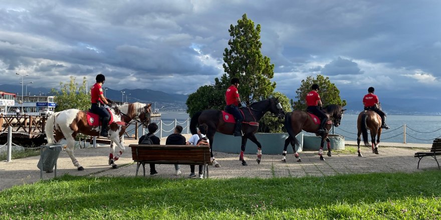 Atlı polisler sahilde göreve başladı