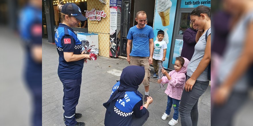 Büyükşehir ekipleri karanfil dağıttı