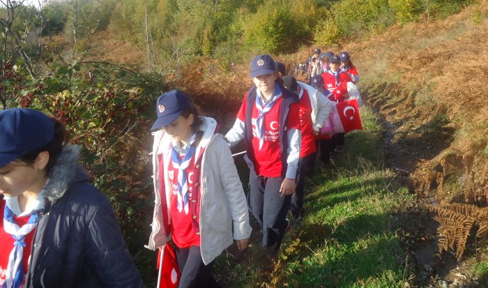 İzciler, Al Bayraklarla Yürüdü