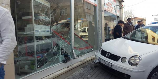 Hızını alamadı dükkana girdi