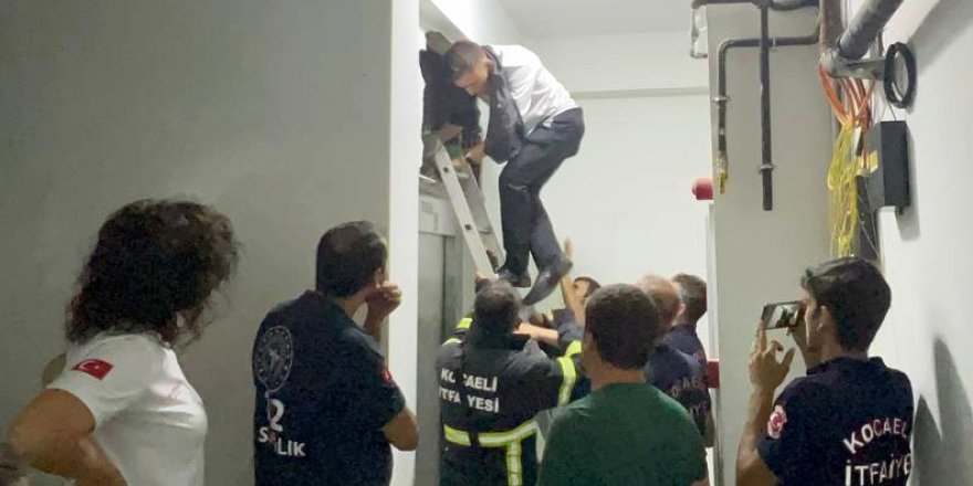 Asansörde mahsur kalan 9 kişi kurtarıldı