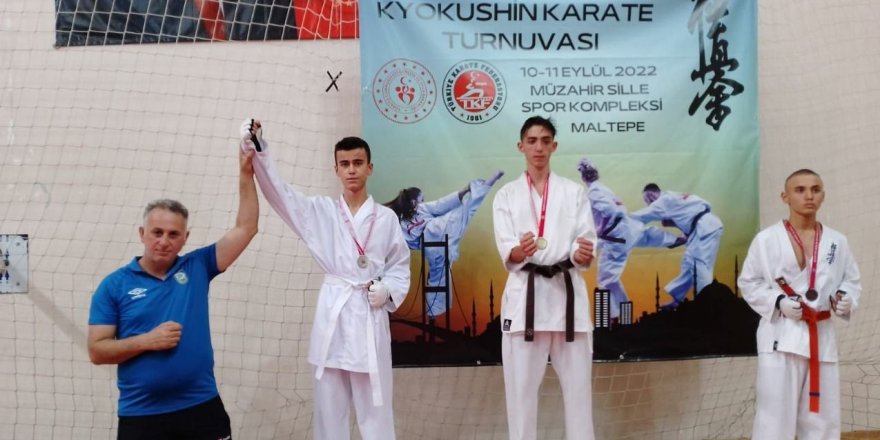 Karatecilerden 3 madalya