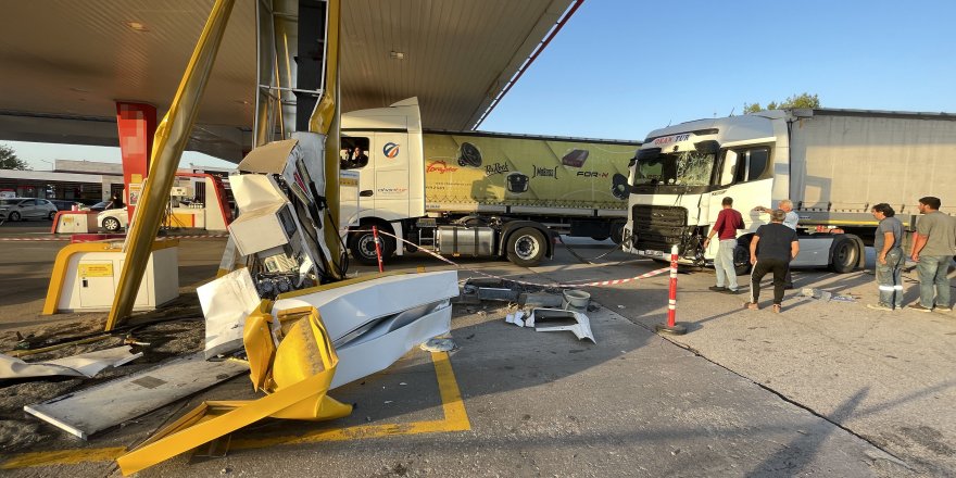 Tır akaryakıt istasyonunun pompasına çarptı