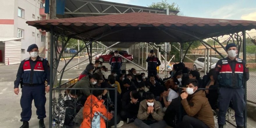 Düzensiz 76 göçmen sınır dışı edildi