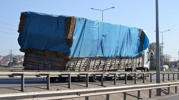 E-5 karayolunda terk edilmiş kamyon