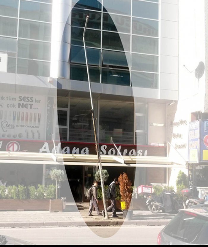 Aydınlatma direği tehlike yaratıyor