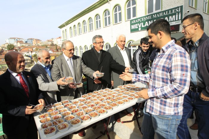 Protokolden Gebzelilere aşure ikramı