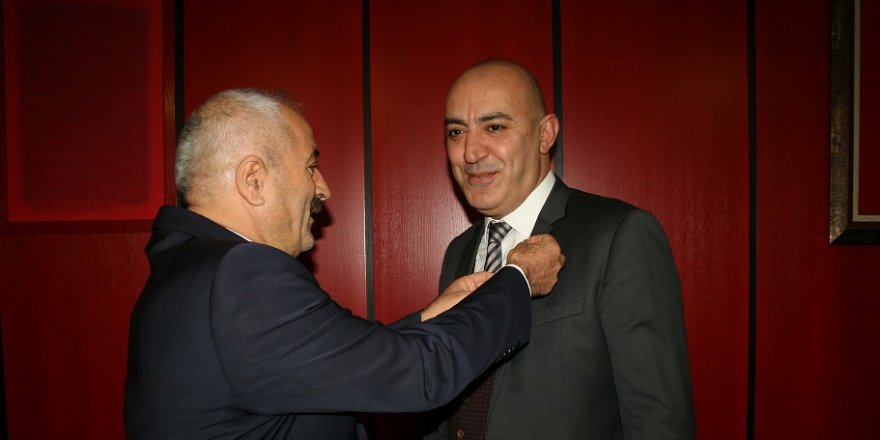 Büyükgöz, Aydoğdu’ya rozetini takdim etti