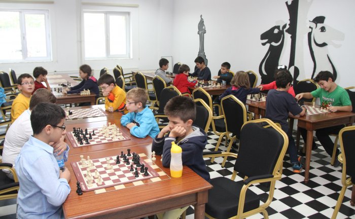 Sporcu Velileri de, Satranç Öğreniyor