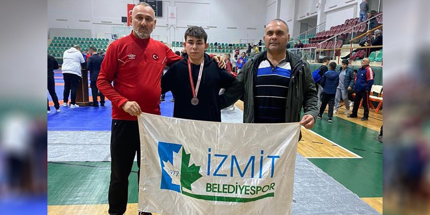 İzmit Belediyesporlu Mustafa ikinci oldu