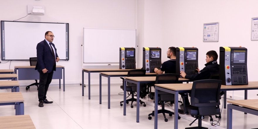 Sanayinin ihtiyaç duyduğu kalifiye elemanları yetişiyor