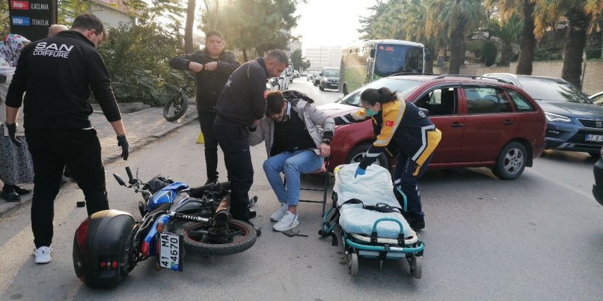 Otomobil ile çarpışan motosiklet savruldu: 2 yaralı