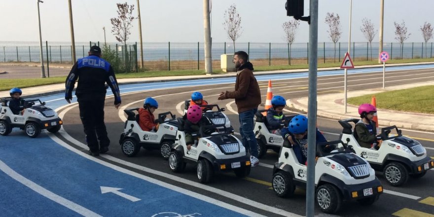 Polis abilerinden, miniklere trafik eğitimi