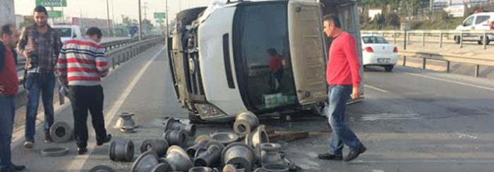 Kontrolden çıkan kamyonet takla attı