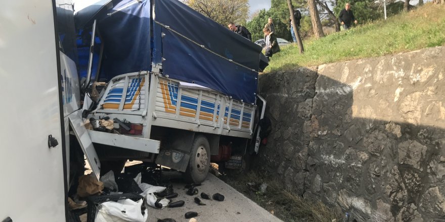 Servis ile kamyonet çarpıştı: 4 yaralı