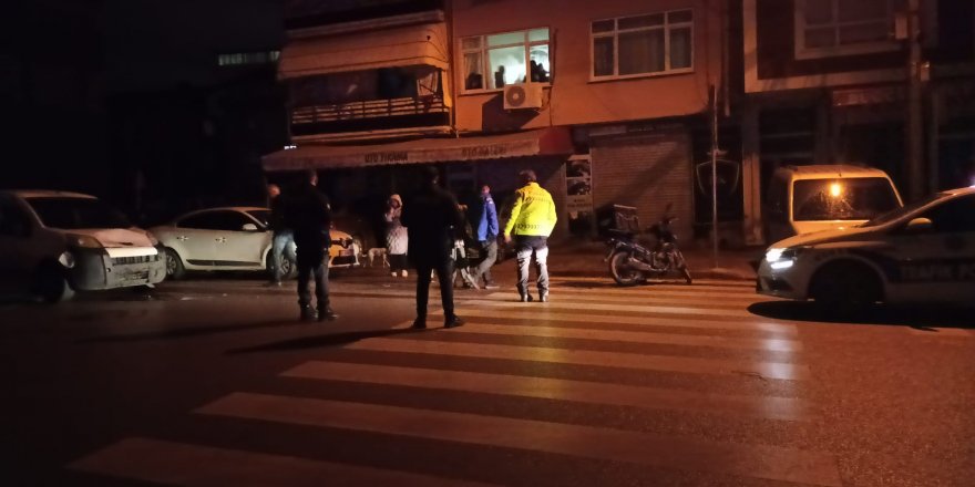 Mosikletli kurye otomobille çarpıştı!