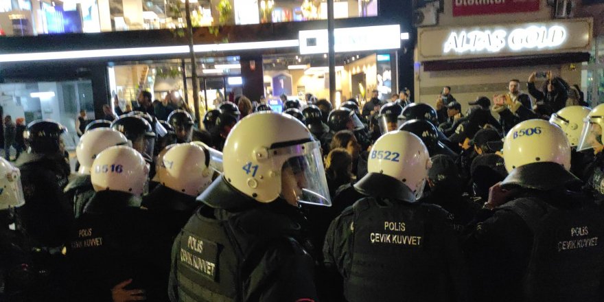 İzinsiz yürümek isteyen gruba polis müdahalesi