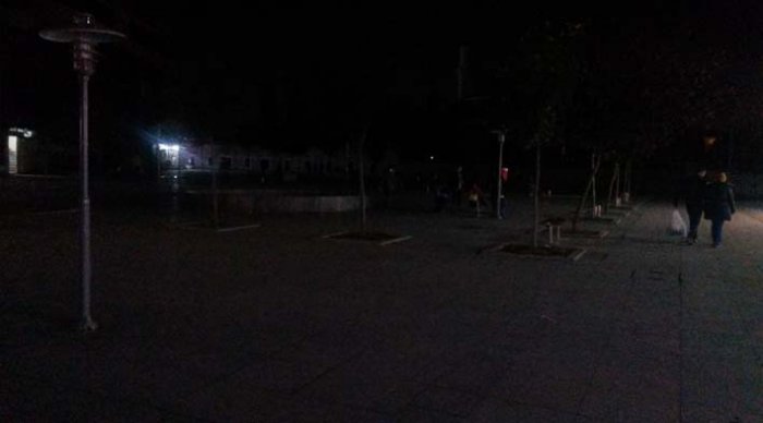 Meydan karanlığa gömüldü