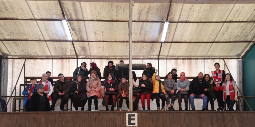 İlk kez ata binme deneyimi ve mutluluğunu yaşadı