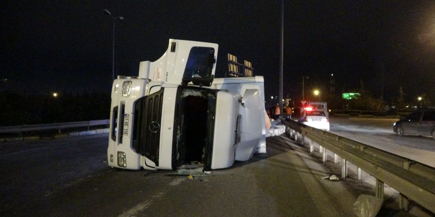 Virajı alamayan kâğıt yüklü tır devrildi