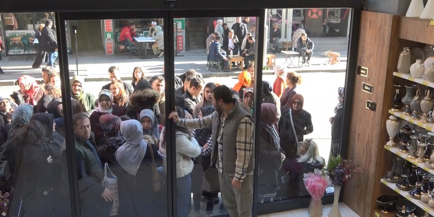 Mağaza açılışında izdiham oluştu, eşyalar kırıldı
