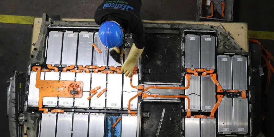 Atık elektrikli araç bataryalarından "kritik ham madde" elde ediyorlar