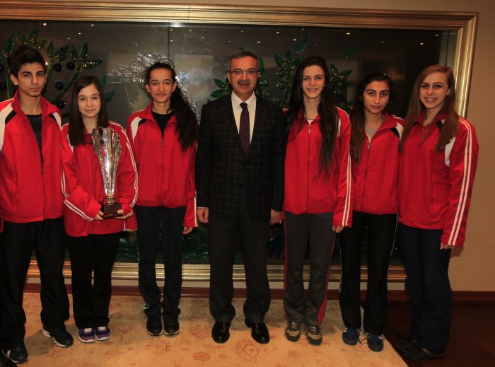 Kupalarını Köşker’e getirdiler!