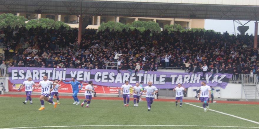 Tribündeki “maçı”  bir saat öne çektiler