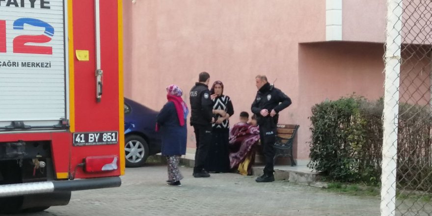 Korkutan yangın: 3 çocuğuyla alevlerden kaçtı