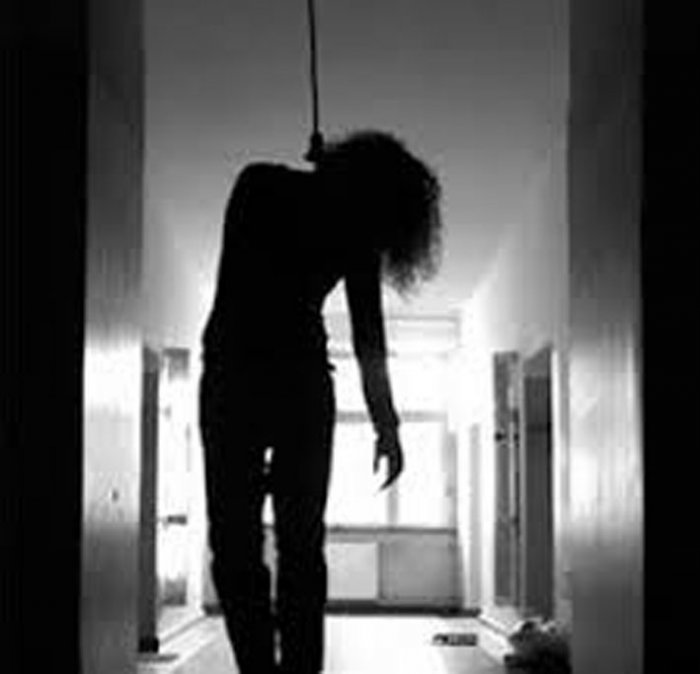 Genç kadın kendini asarak intihar etti