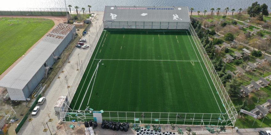 Sahanın sentetik çimleri seriliyor