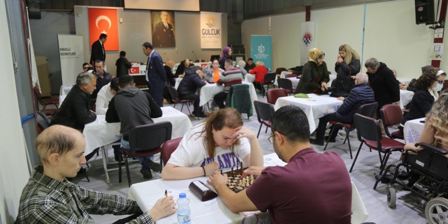 Görme engelliler satrançta kozlarını paylaştı