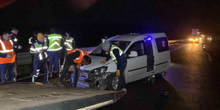 Seyir halindeki otomobile arkadan çarptı: 6 yaralı