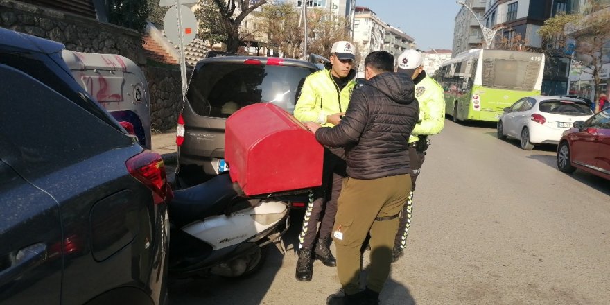 Otomobille çarpışan kurye yaralandı