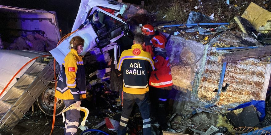 Kâğıt gibi ezilen kamyonda sıkışan sürücü hayatını kaybetti