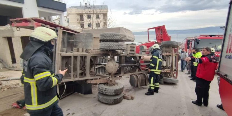 Kum yüklü kamyon devrildi; 1 yaralı