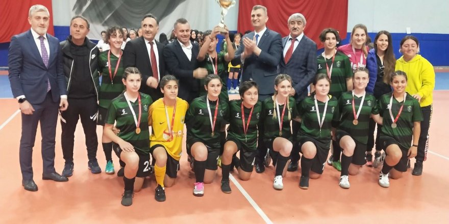 Genç kızlar futsalda kupalar sahibini buldu