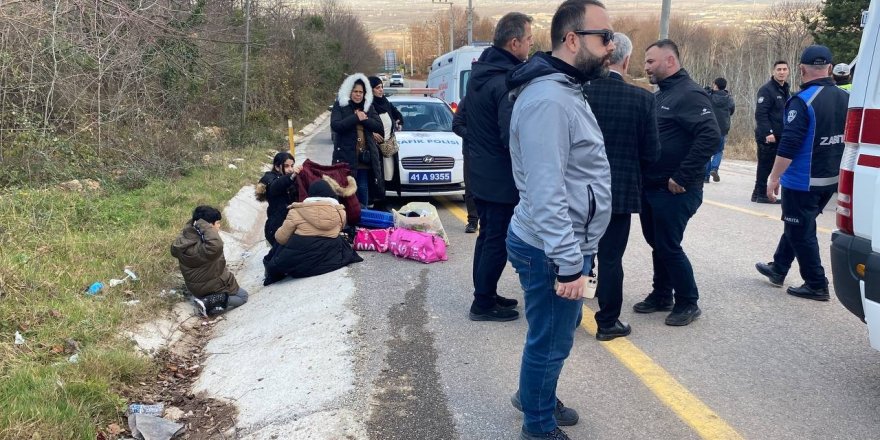 Turistlerin içerisinde bulunduğu minibüs devrildi