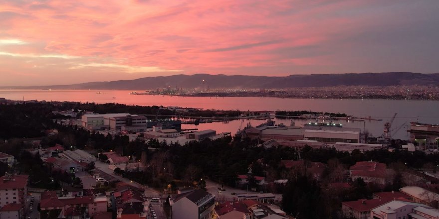 İzmit Körfezi ile birleşen gökyüzünün rengi mest etti