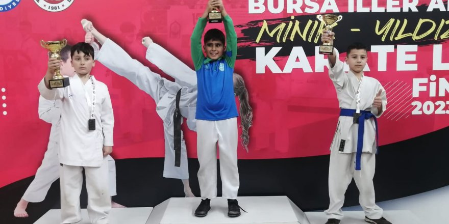 Karateciler15 kupa ve 14 madalya kazandı