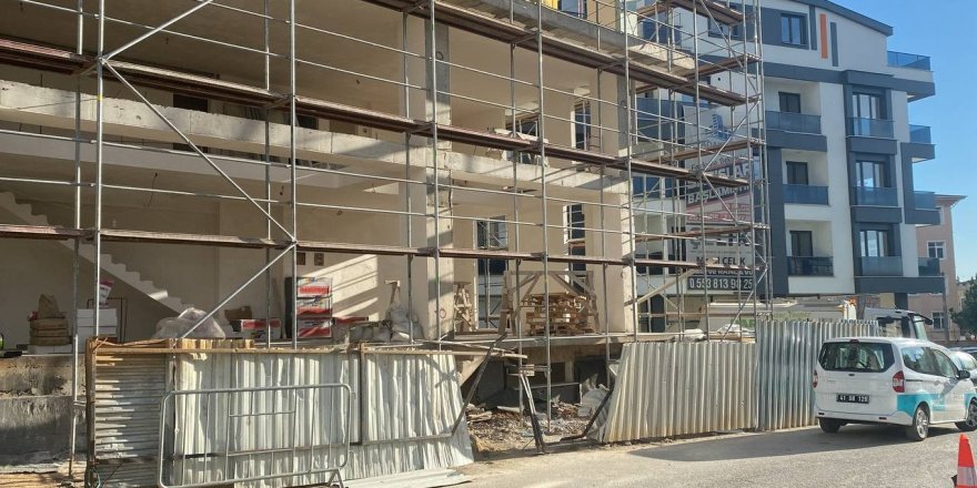 Takım elbiseli şahıs, inşaatın önünde ölü bulundu