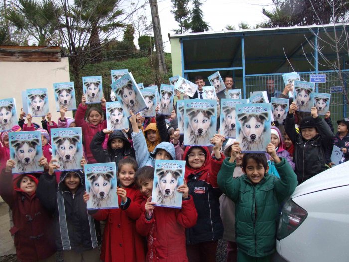 İlkokul öğrencilerinden hayvan dostlarına köpek maması