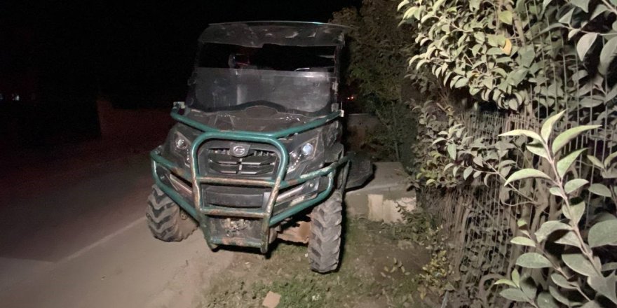 Çöp kutusuna çarpan UTV'deki 4 kişini yaralandı