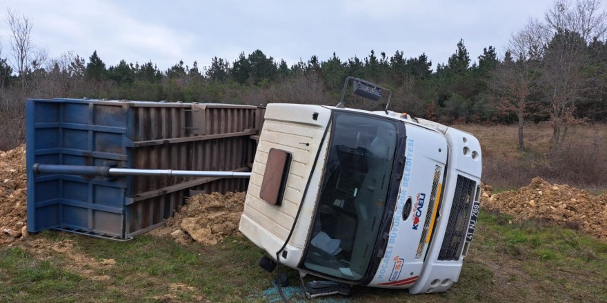 Hafriyat kamyonu devrildi: 1 yaralı