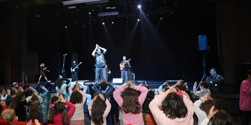 Çocuklar Onur Erol şarkılarıyla eğlendi