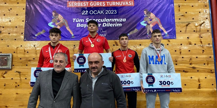 Güreşçisi Barış Kemal Yiğit, Düzce’de 3’üncü oldu.