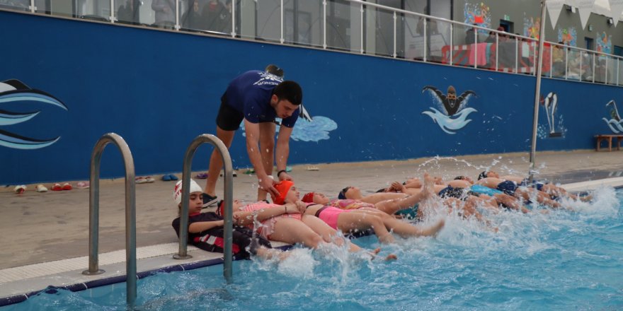 Yüzme eğitimleri sömestrda da devam ediyor